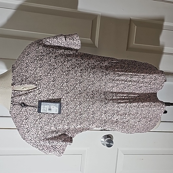 Adrianna  Papell, NWT women's blouse.  Size medium.  Cream with black geometric. - Picture 6 of 12